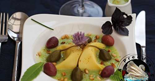 Raviole de Carré Frais aux herbes bouillon de tomate verte green zébra, olives violettes et câpres capucine (pas à pas en photos)
