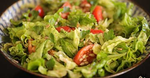 Salade de laitue aux tomates et graines de tournesol