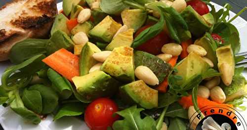 Salade de roquette, mâche et avocat aux amandes