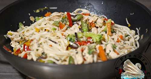 Wok rapide de poulet aux légumes à la thaï