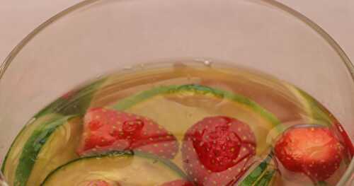 Eau détox fraises concombre citron vert