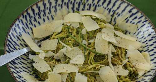 Spaghettis de courgettes crues au pesto de fanes de carottes 