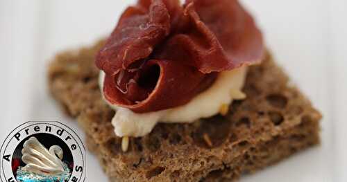 Pain aux graines, fromage et bresaola