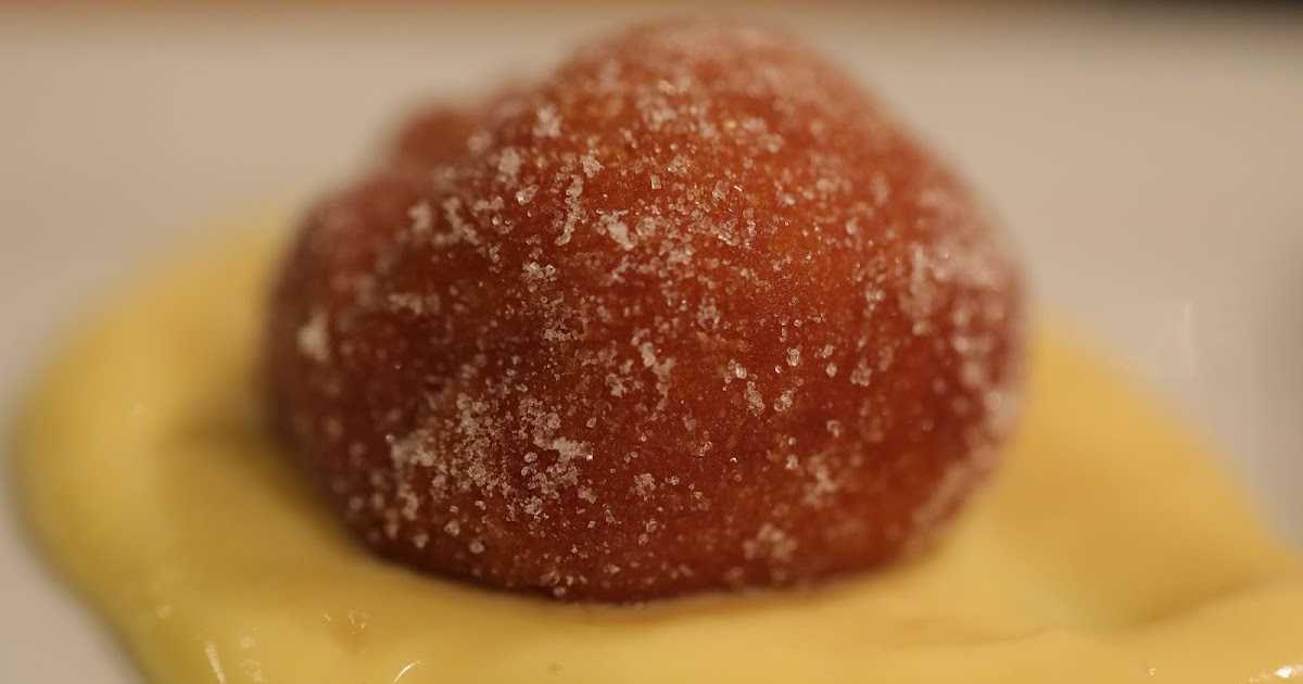 Beignets à la cuillère sur lit de crème 