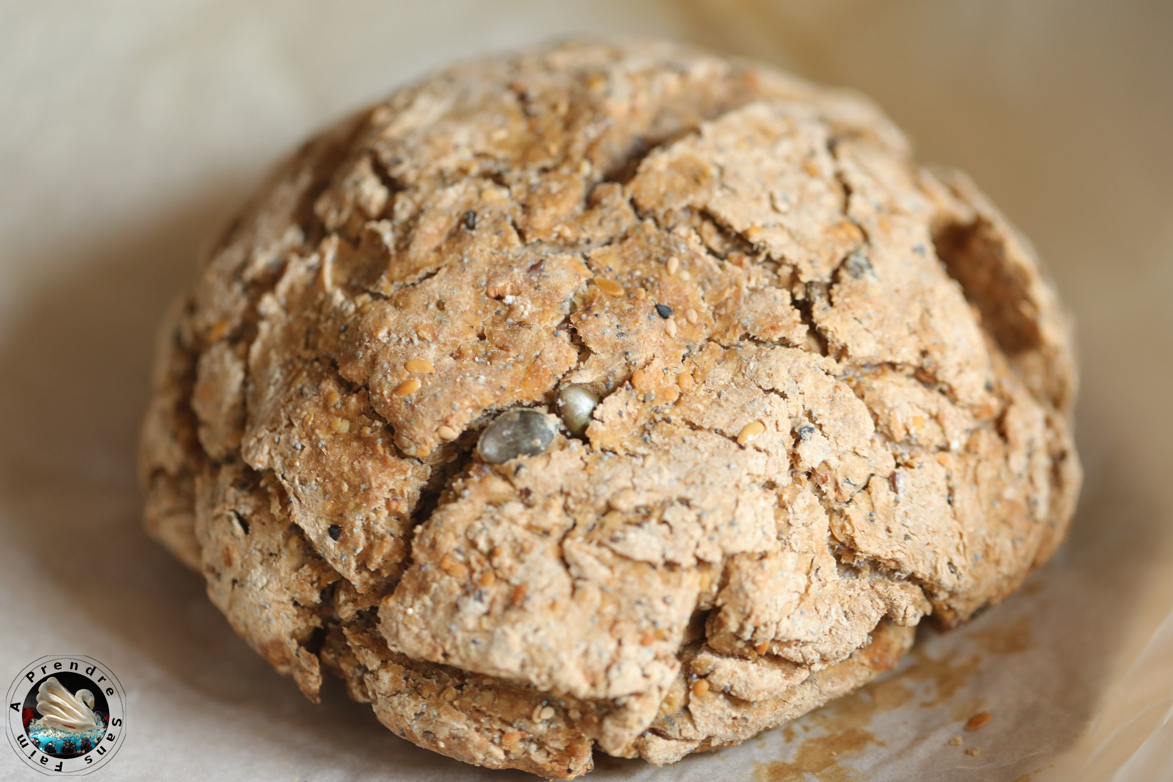 Pain cocotte complet sans pétrissage au levain et graines 