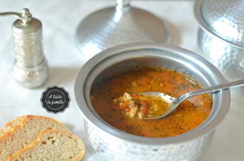 Kiymali arpa sehriye çorbasi - Soupe de langues d'oiseau à la viande hachée