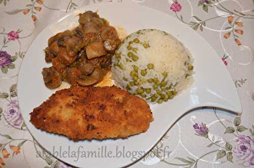 Pilav aux petits pois, champignons sautés et escalope de poulet pané