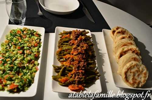 Un repas simple et sain - Haricots verts, salade, pain maison - A Table La Famille