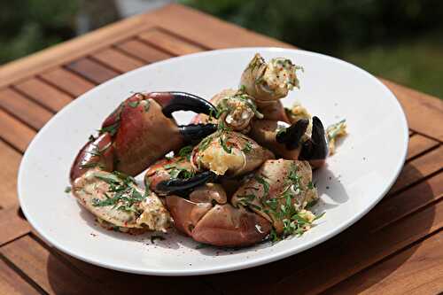 Pinces de tourteaux au beurre d’ail au barbecue