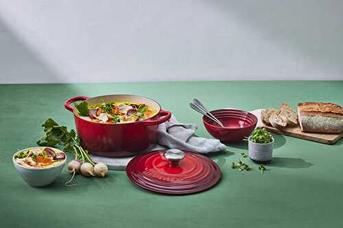 Soupe crémeuse au poulet et aux légumes frais de la ferme