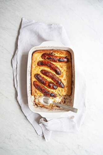 Saucisses de Toulouse et oignons en croûte de crêpe