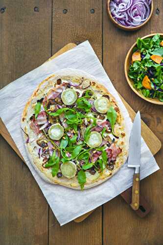 Pizza bûche de chèvre aux herbes de Provence Soignon, poitrine fumée, champignons et roquette Florette®