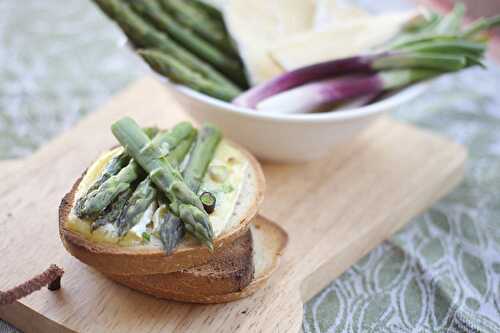 Bruschetta asperges et Brie