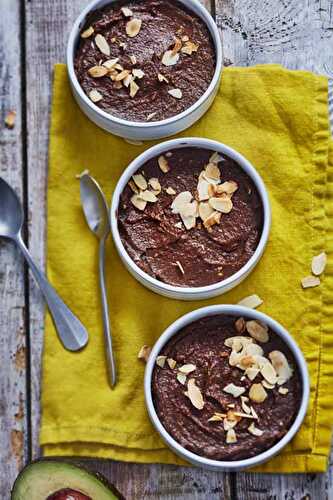 Crème d’avocat au cacao et amandes