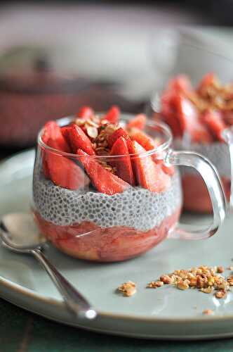 Verrine de fraises et rhubarbe aux graines de chia