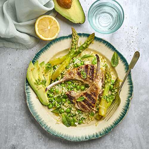 Côtes d’agneau au citron, semoule aux petits pois et aux asperges