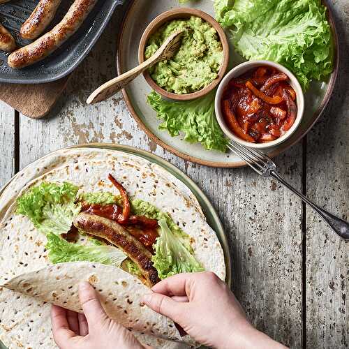 Fajitas de chipolatas, guacamole et poivrons