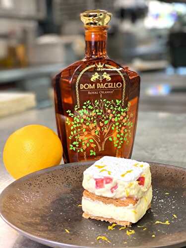 Mille-feuille cube au Dom Pacello Royal Orange®, fraises marinées et en sorbet