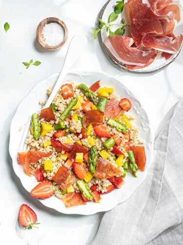 Salade de fèves cassées, asperges, gorgonzola doux et Jambon de Parme