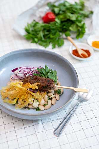 Salade de haricots Tarbais aux herbes et oignon rouge, Kefta de bœuf, et croquant de feuilles de brick