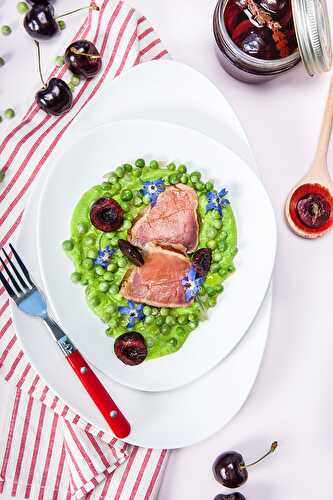 Tataki de veau, crémeux de petits pois et pickles de cerises