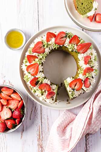 Gâteau fraises-pistaches à l’huile d’olive de la Vallée des Baux-de-Provence AOP