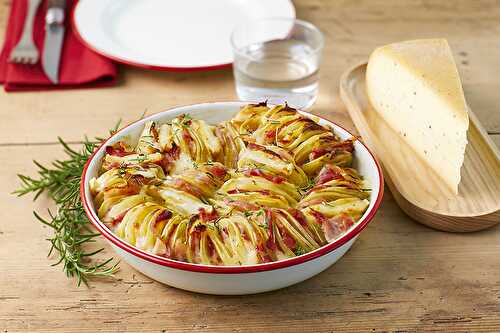 Millefeuille de pommes de terre, fromage à raclette à la truffe d’été et lard fumé au thym et romarin