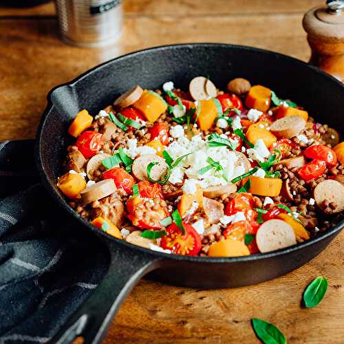 Poêlée de lentilles, saucisses, patate douce, tomates, basilic et feta