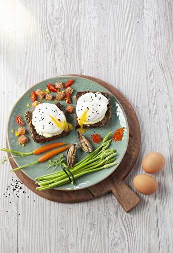 Toasts aux œufs pochés, sauce hollandaise et petits légumes