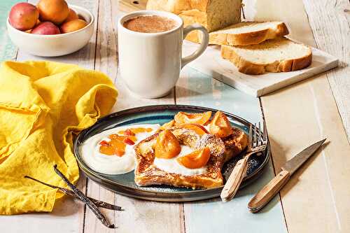 Brioche perdue aux abricots et yaourt à la grecque à la vanille