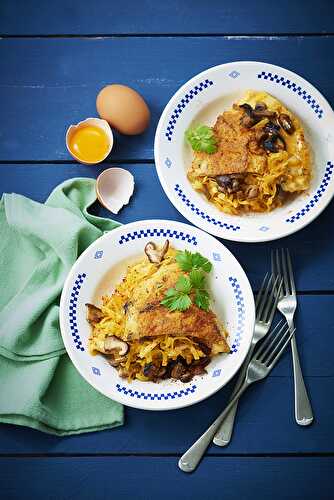 Omelette au bleu, nouilles croustillantes et champignons