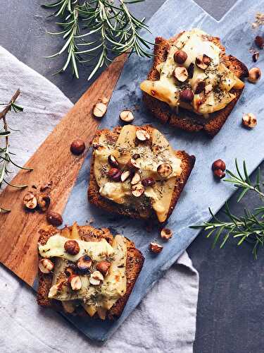 Tartines de pain d’épices, poires, Rocamadour et noisettes grillées