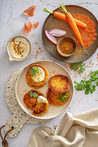 Petites galettes de restes de lentilles corail et carottes, crème au curry, coriandre