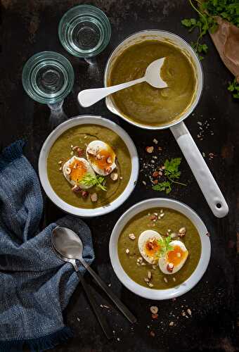 Velouté aux verts de poireaux, œuf mollet et noisettes