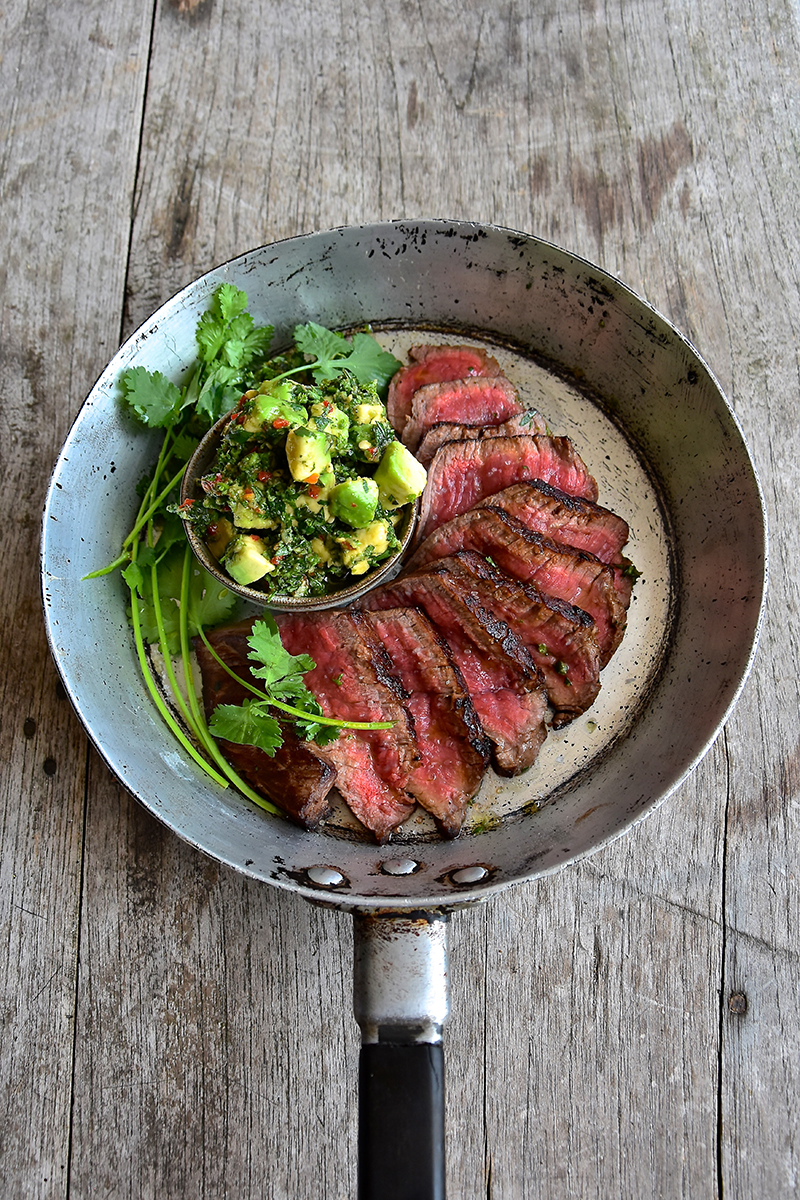 Chimichurri d’avocat et viande grillée