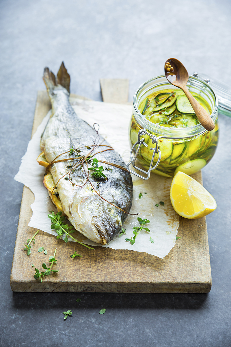 Daurade grillée au thym, condiment aux courgettes