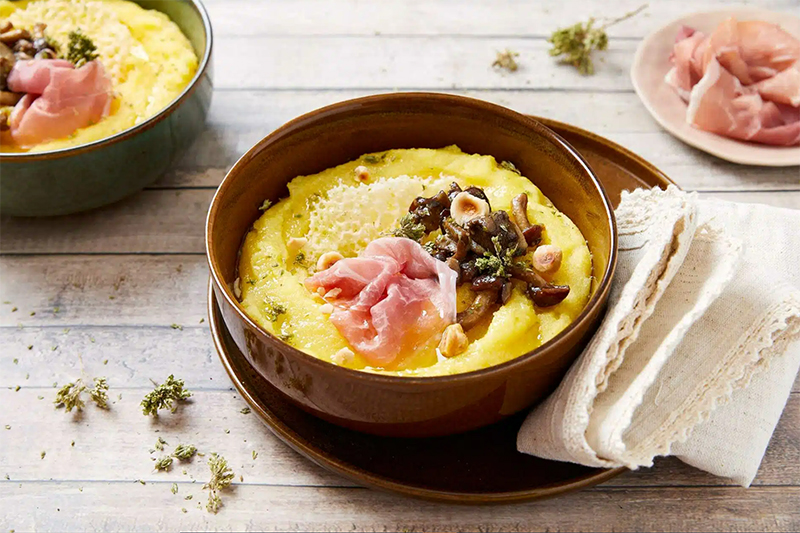 Polenta au Prosciutto di San Daniele AOP, champignons, noisettes & gaufres de pecorino