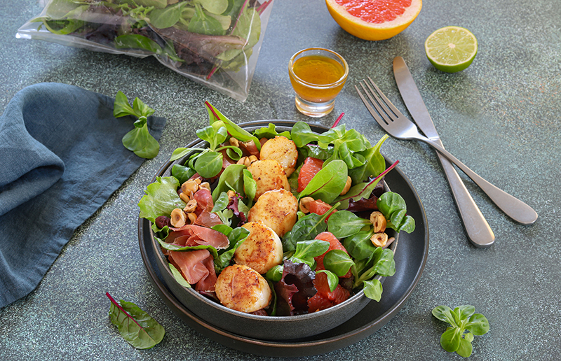 Salade de mâche et jeunes pousses au pomelo, Saint-Jacques et jambon Serrano