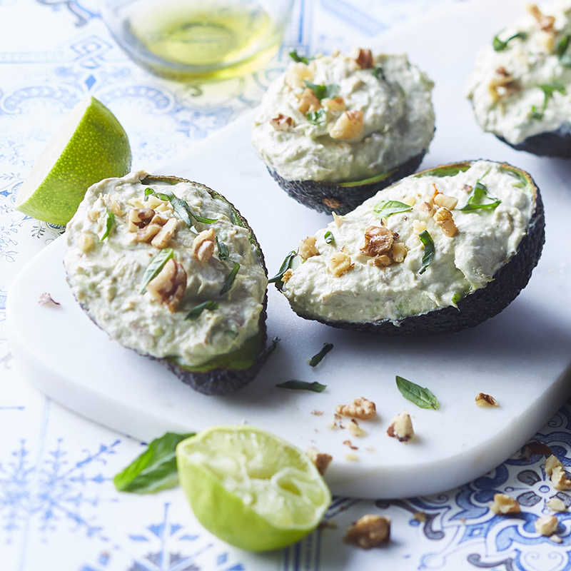 Avocat au thon, noix et fromage frais