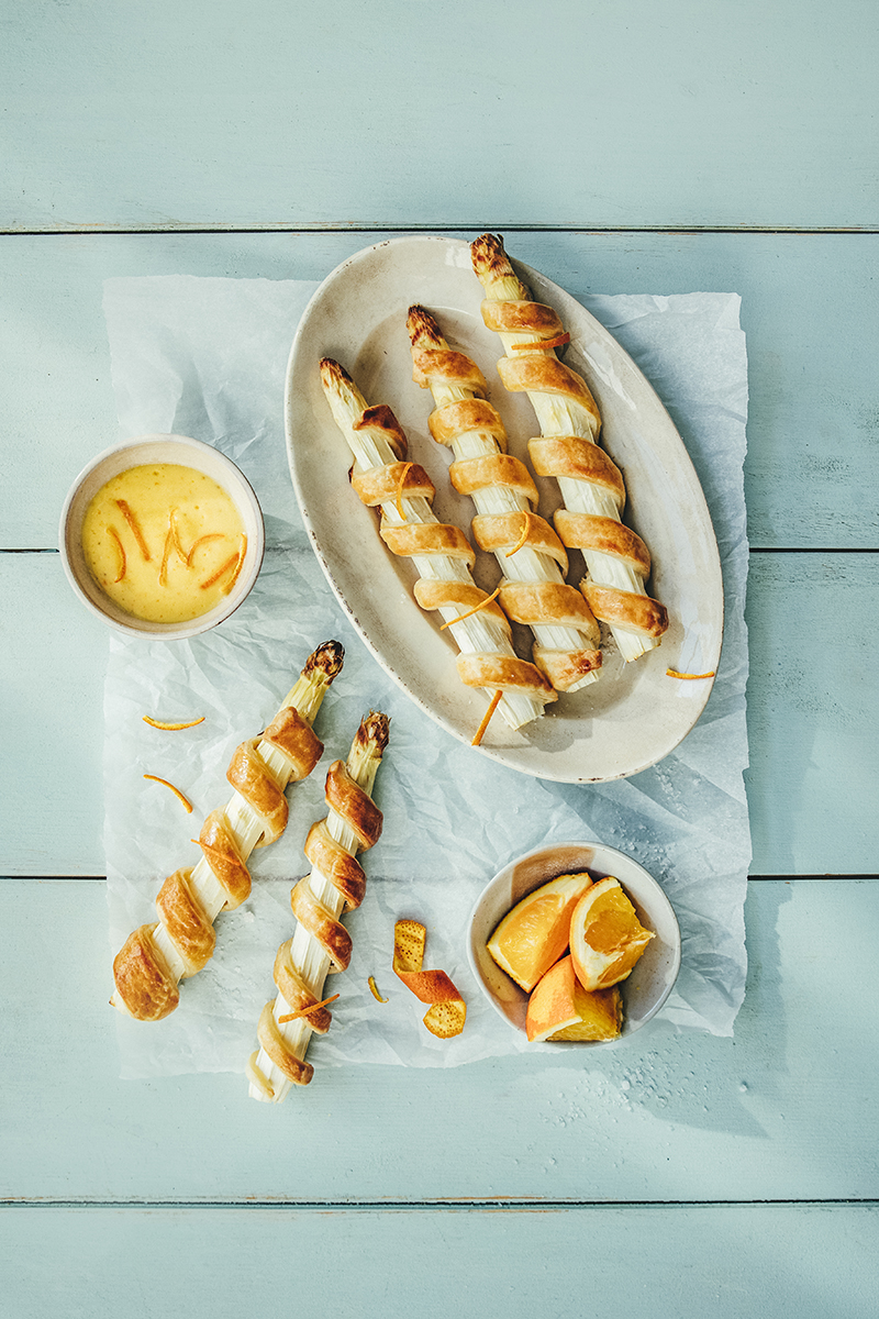 Feuilletés d’asperges blanches, sauce beurrée à l’orange