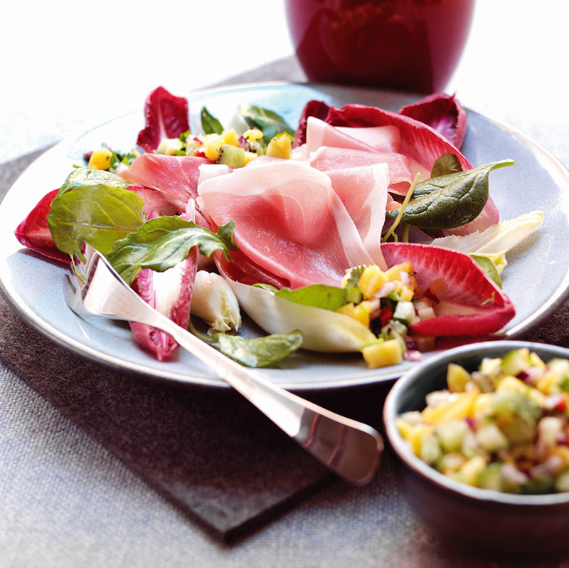 Salade de chicorée, jambon de Parme, “salsa” à la mangue