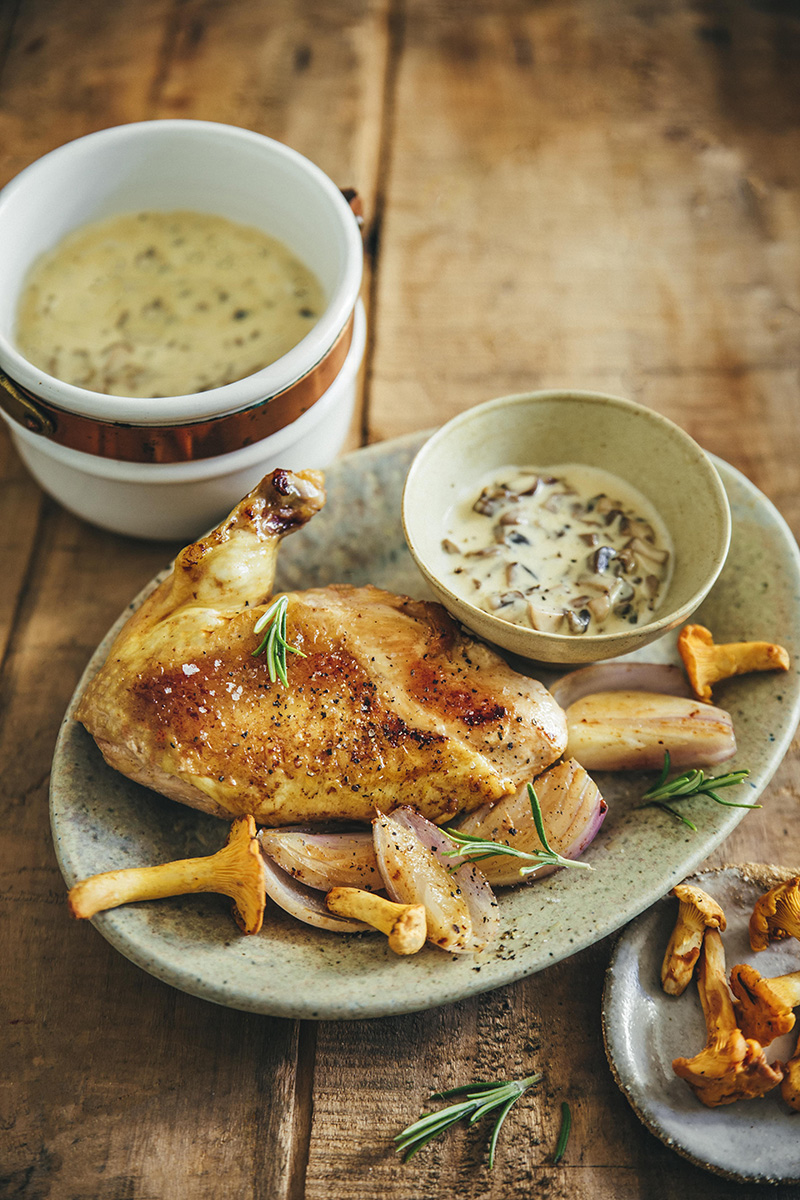 Suprêmes de volaille, sauce aux champignons