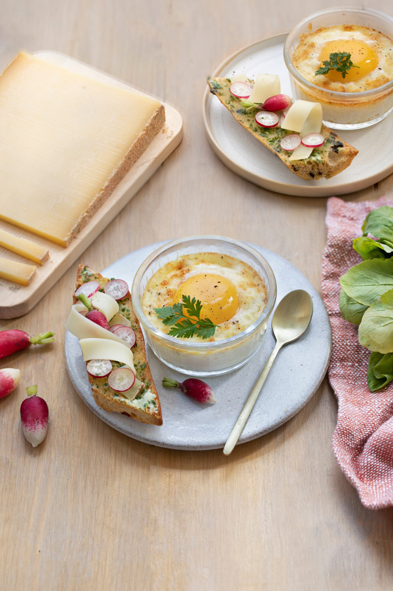 Œuf cocotte Comté Entremont et toast de radis au beurre d’herbes