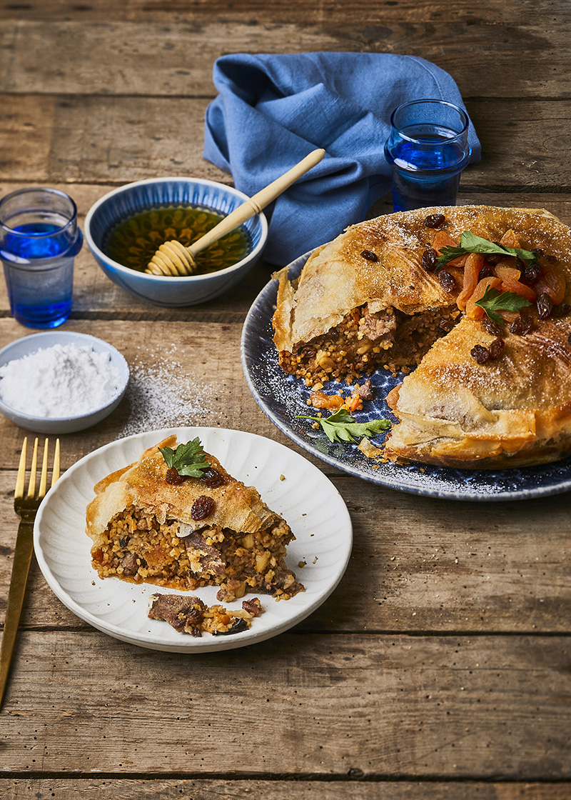 Pastilla d’agneau au boulgour, raisins secs et miel, abricots secs et amandes