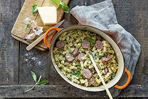 One pot pasta au beurre Charentes-Poitou AOP, saucisse fumée, ail, basilic et parmesan