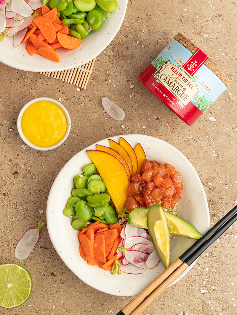 Poke bowl de quinoa, saumon mariné et sauce à la mangue