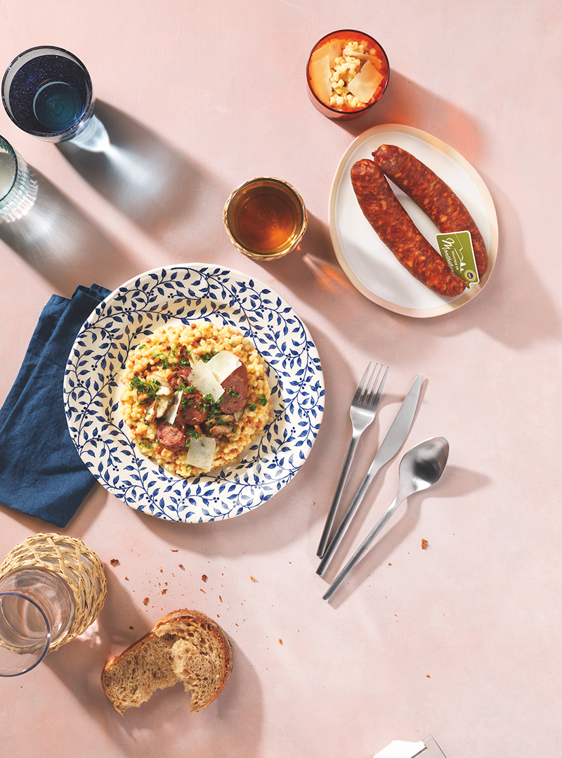 Saucisse de Montbéliard IGP, risotto de Fregola Sarda et poêlée de Shitakés-persillés