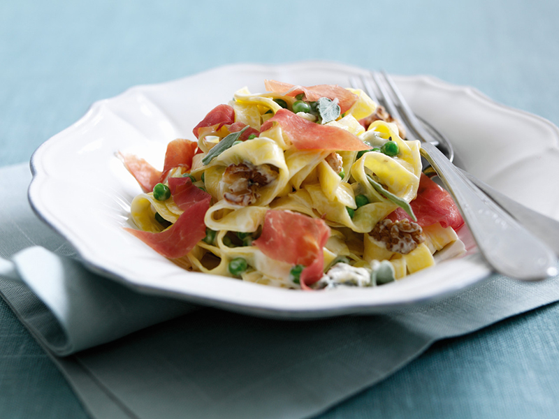 Tagliatelle à la crème de sauge, noix et jambon de Parme