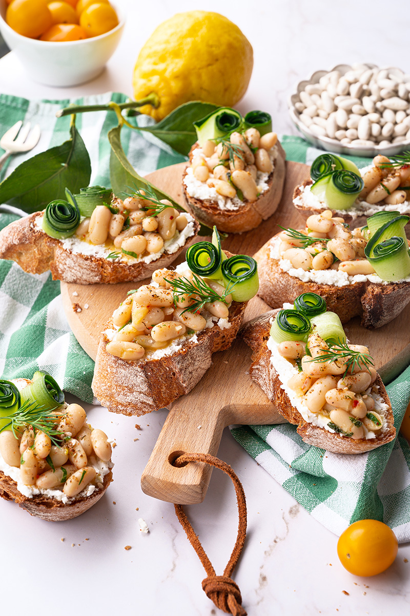 Crostini estival aux haricots blancs et concombre