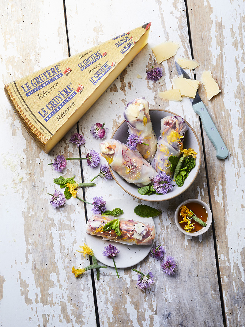 Rouleaux de printemps au Gruyère AOP Suisse et aux fleurs de ciboulette et fleur de concombre